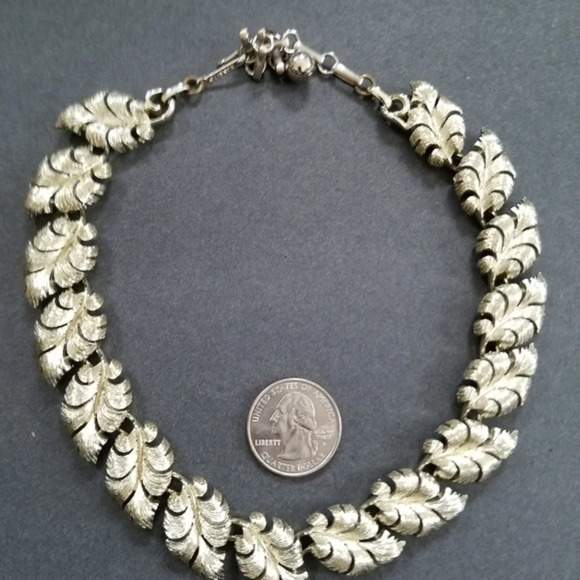 Vintage Lisner Intricately Crafted Leaves Choker in Silvertone - Picture 7 of 10